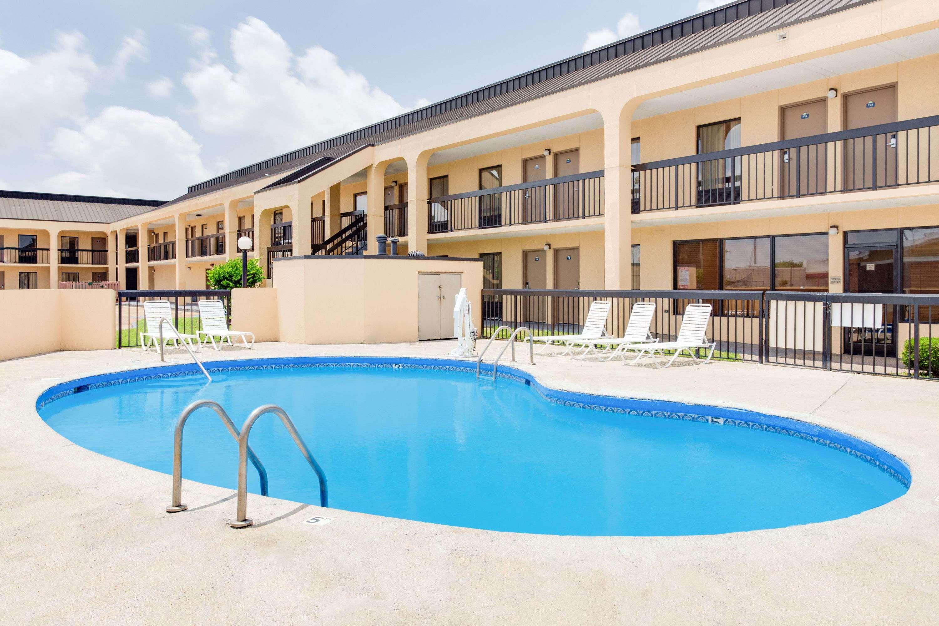 Days Inn By Wyndham Greenville Ms Bagian luar foto