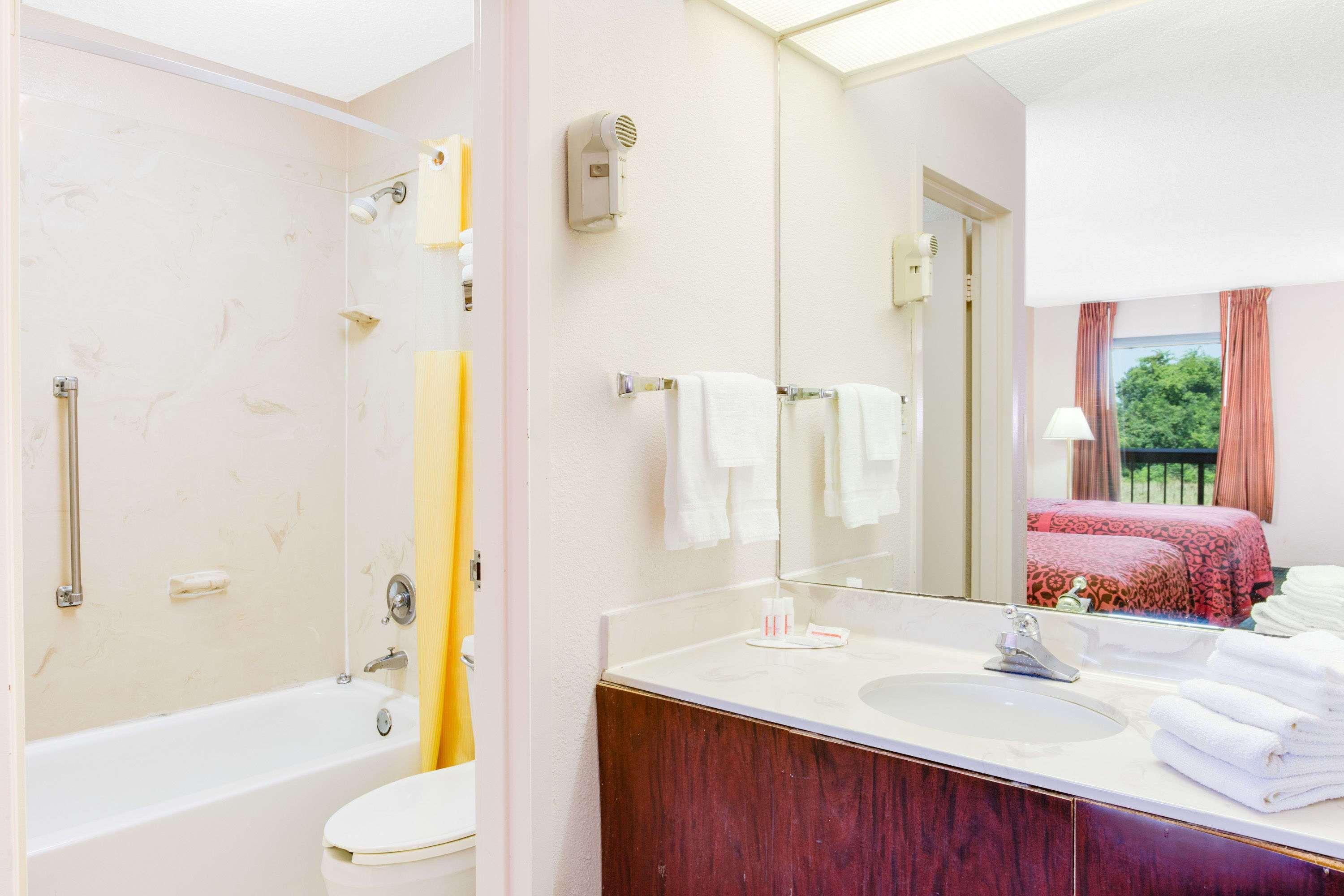 Days Inn By Wyndham Greenville Ms Bagian luar foto
