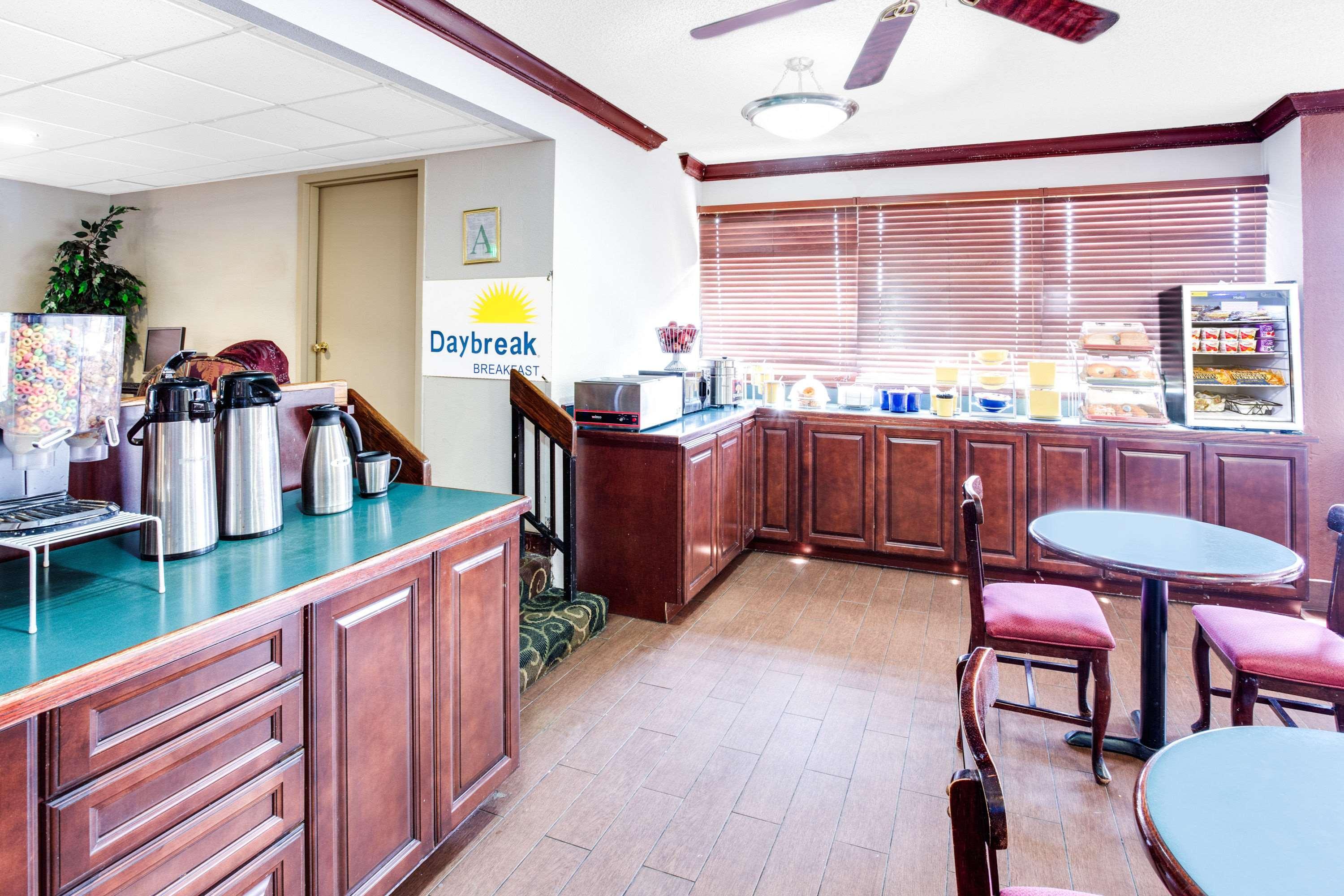 Days Inn By Wyndham Greenville Ms Bagian luar foto