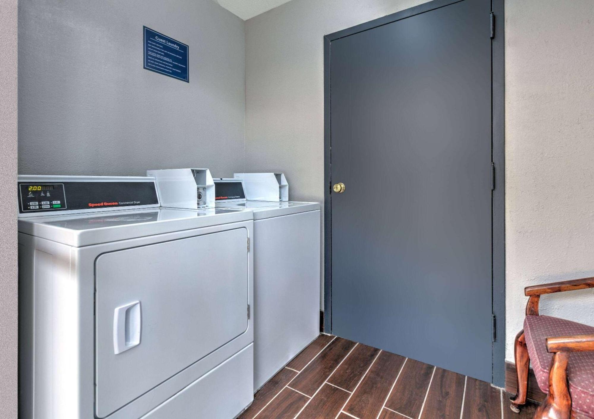 Days Inn By Wyndham Greenville Ms Bagian luar foto
