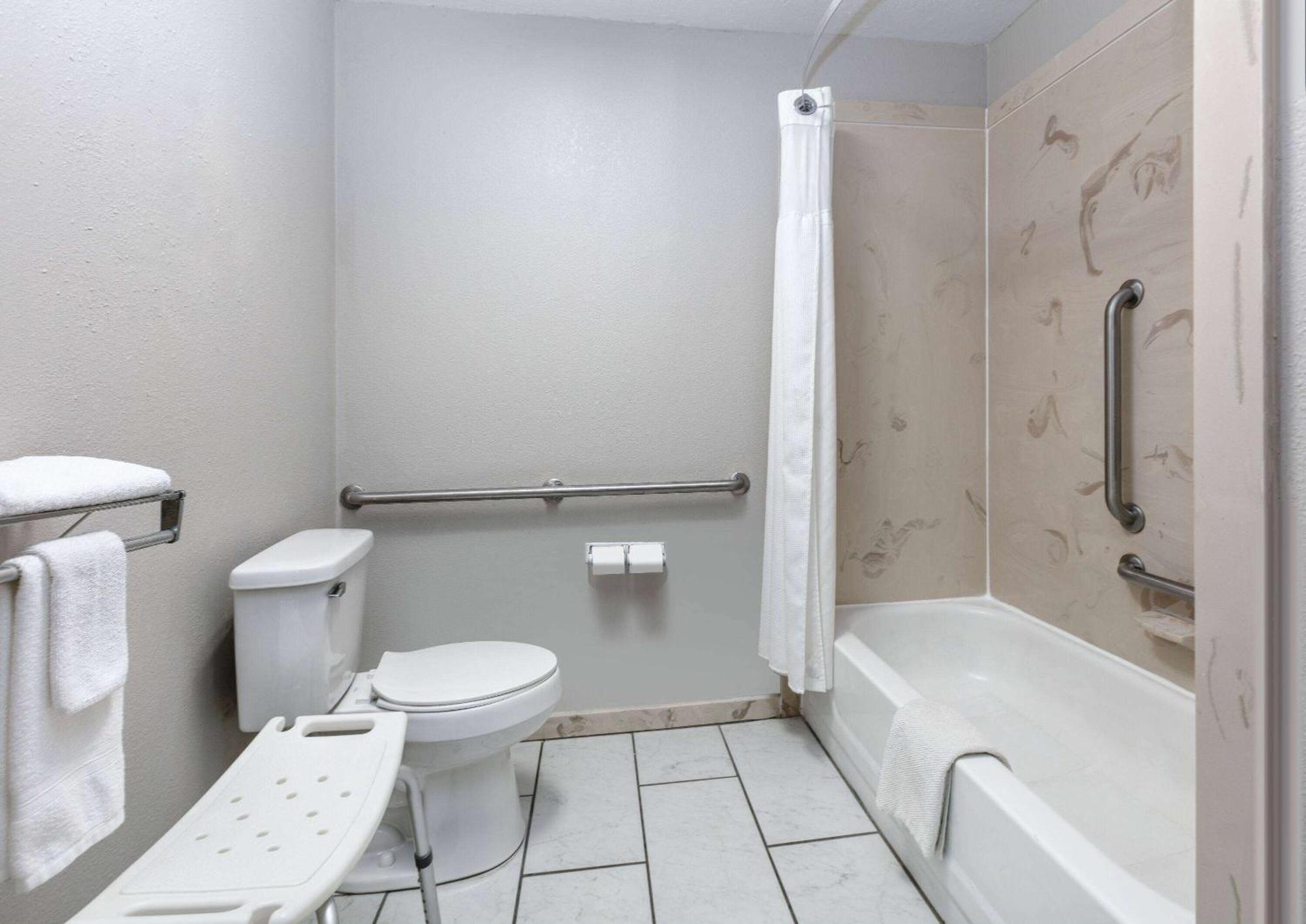 Days Inn By Wyndham Greenville Ms Bagian luar foto