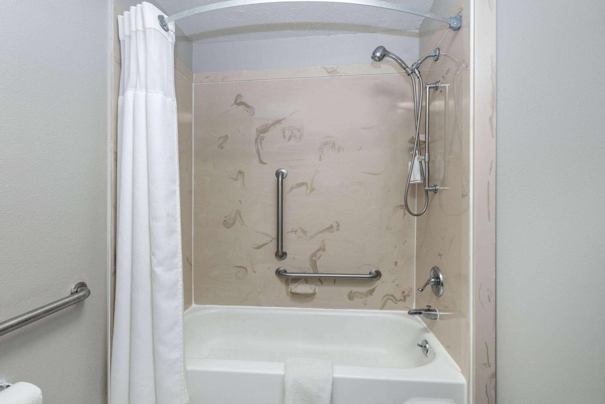 Days Inn By Wyndham Greenville Ms Bagian luar foto