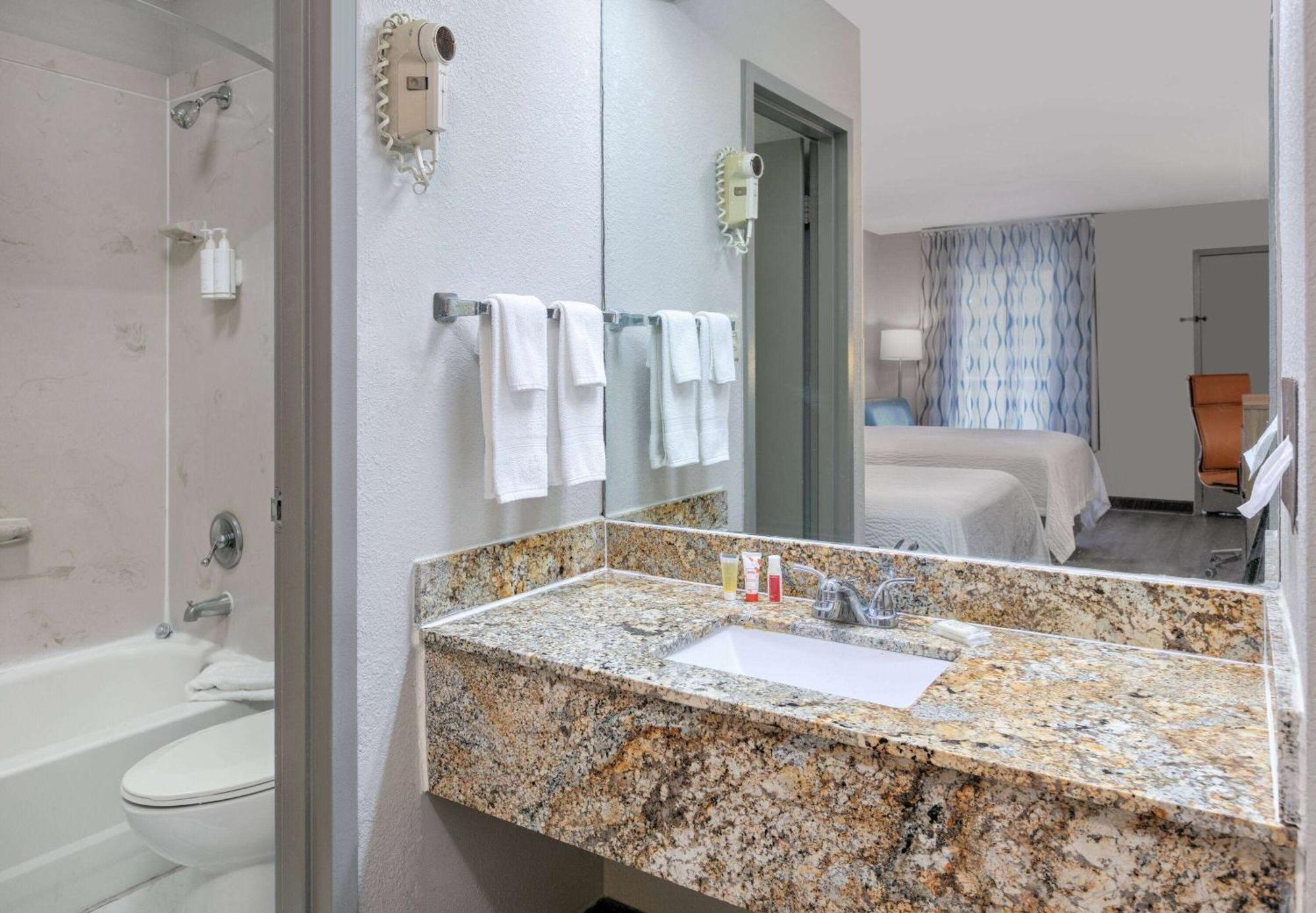 Days Inn By Wyndham Greenville Ms Bagian luar foto