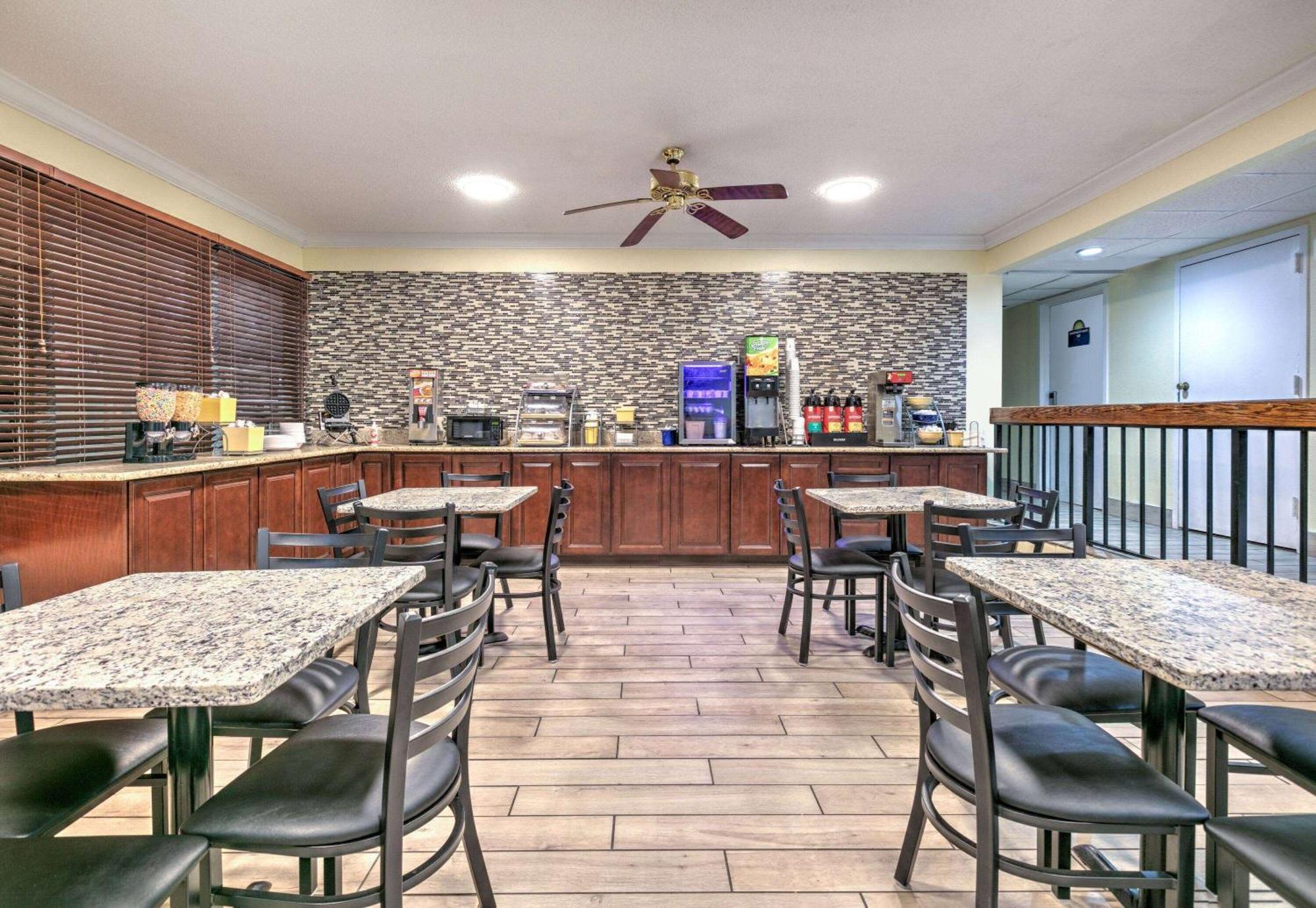 Days Inn By Wyndham Greenville Ms Bagian luar foto