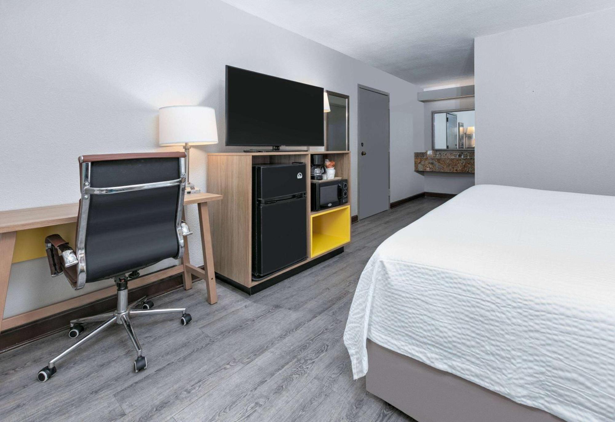 Days Inn By Wyndham Greenville Ms Bagian luar foto