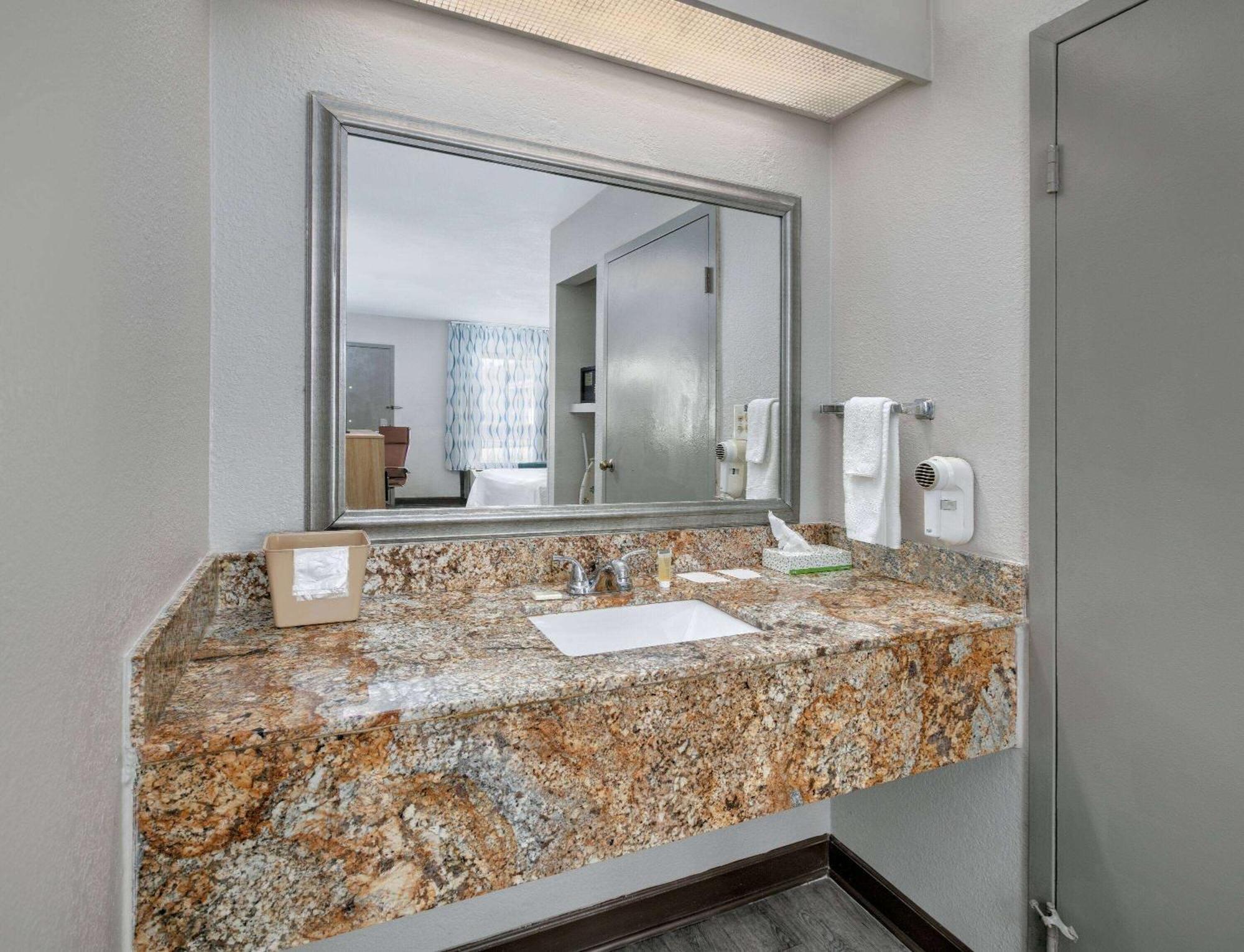 Days Inn By Wyndham Greenville Ms Bagian luar foto